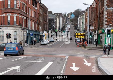 Cork, Irlande, le 5 janvier, 2019. MacCurtain Street Road Restricions, la ville de Cork. Le lundi 7 janvier il y aura des fermetures de voies en place pour faciliter l'installation d'une conduite principale sur le Souhside de la rue. La voie réservée sur la rue sera utilisé comme une deuxième voie de circulation en direct pour faciliter la fermeture de voie . Credit : Damian Coleman/Alamy Live News. Banque D'Images