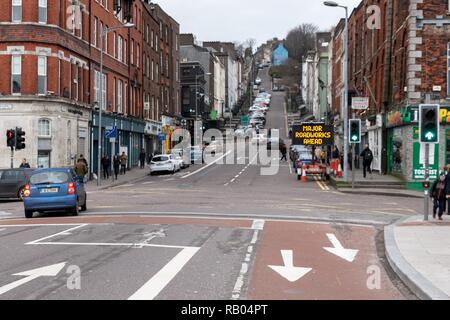 Cork, Irlande, le 5 janvier, 2019. MacCurtain Street Road Restricions, la ville de Cork. Le lundi 7 janvier il y aura des fermetures de voies en place pour faciliter l'installation d'une conduite principale sur le Souhside de la rue. La voie réservée sur la rue sera utilisé comme une deuxième voie de circulation en direct pour faciliter la fermeture de voie . Credit : Damian Coleman/Alamy Live News. Banque D'Images