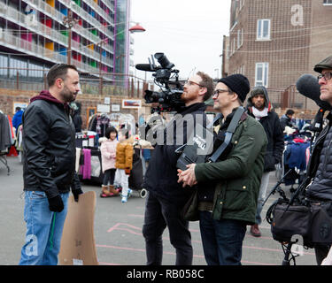 Une équipe de tournage de la BBC de faire un documentaire sur l'embourgeoisement et de nettoyage social. Avec le comédien anglais Geoffrey Norcott. Marché à Deptford, Deptford, Lewisham, sud-est de Londres. Banque D'Images