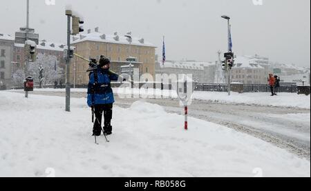 Autriche, Tyrol, Autriche. 5e Jan, 2019. Lors de fortes chutes de neige en Bavière, en Allemagne et en Autriche, un homme holding skis promenades à travers les rues d'Innsbruck, Autriche. Credit : Sachelle Babbar/ZUMA/Alamy Fil Live News Crédit : ZUMA Press, Inc./Alamy Live News Banque D'Images