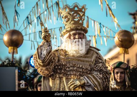 Barcelone, Espagne. 5 janvier, 2019 : Un homme représentant Melchior, l'un des trois rois sages, reçoit la clé de la ville, comme les rois mages arrivent dans le Port de Barcelone. Credit : Matthias Rickenbach/Alamy Live News Crédit : Matthias Rickenbach/Alamy Live News Banque D'Images