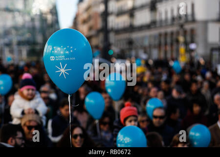 Madrid, Espagne. 5 janvier 2019. Vu les gens en attente de leur part de gâteau pendant une nouvelle année, l'événement organisé par l'ONG Aldeas Infantiles en collaboration avec le Conseil de la ville de Madrid. Les participants ont apprécié un Roscón de Reyes (gâteau des Trois Sages). L'événement a été organisé pour sensibiliser la population à l'importance de profiter de moments en famille pour que les enfants grandissent heureux. Credit : SOPA/Alamy Images Limited Live News Banque D'Images