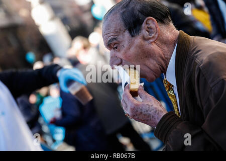 Madrid, Espagne. 5 janvier 2019. Un homme âgé vu manger un morceau de gâteau pendant une nouvelle année, l'événement organisé par l'ONG Aldeas Infantiles en collaboration avec le Conseil de la ville de Madrid. Les participants ont apprécié un Roscón de Reyes (gâteau des Trois Sages). L'événement a été organisé pour sensibiliser la population à l'importance de profiter de moments en famille pour que les enfants grandissent heureux. Credit : SOPA/Alamy Images Limited Live News Banque D'Images