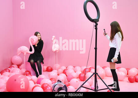 Cologne, Allemagne. 4 janvier, 2019. Deux filles prennent des photos au flash Supercandy Museum de Cologne, Allemagne, le 4 janvier 2019. Avec une superficie totale de 1 200 mètres carrés et plus de 20 installations interactives pour les photographies, le musée a attiré beaucoup de visiteurs, en particulier les jeunes, depuis son ouverture en septembre 2018, selon le directeur général du Musée Frank Karch. Crédit : Yang Lu/Xinhua/Alamy Live News Banque D'Images