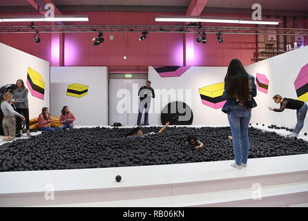 Cologne, Allemagne. 4 janvier, 2019. Les visiteurs réagissent à l'Supercandy Pop-Up Museum de Cologne, Allemagne, le 4 janvier 2019. Avec une superficie totale de 1 200 mètres carrés et plus de 20 installations interactives pour les photographies, le musée a attiré beaucoup de visiteurs, en particulier les jeunes, depuis son ouverture en septembre 2018, selon le directeur général du Musée Frank Karch. Crédit : Yang Lu/Xinhua/Alamy Live News Banque D'Images