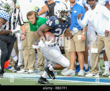 Orlando, Floride, USA. 1er janvier 2019. Penn State RB Miles Sanders # 24 longe les à-côté au cours de la Citrus Bowl match de football entre les Wildcats de Kentucky et la Penn State Nittany Lions au Camping World Stadium à Orlando, Floride. Kyle Okita/CSM/Alamy Live News Banque D'Images