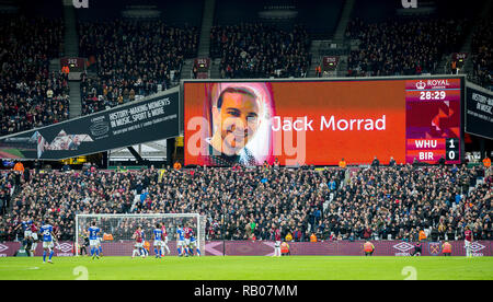 Londres, Royaume-Uni. 5e jan 2019. Partisans tenir une minutes d'applaudissements à la 28e minute pour Jack qui était un Morrad West Ham United détenteur de billets de saison et dont le corps a été retrouvé noyé dans un lac de pêche après avoir disparu le 23 décembre 2018 au cours de la FA Cup match samedi contre Birmingham City. Au cours de la FA Cup 3e match entre West Ham United et Birmingham City au London, Royaume-Uni, Angleterre le 5 janvier 2019. Photo par Andy Rowland. . (Photographie peut uniquement être utilisé pour les journaux et/ou magazines fins éditoriales. www.football-dataco.com) Crédit : Andrew Rowland/Alamy Live News Banque D'Images