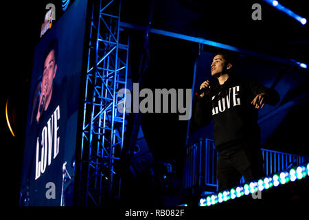 Santa Clara, Californie, États-Unis. 4 janvier, 2019. Janvier 04, 2019 - San Jose, Californie, États-Unis - Alex Aiono fonctionne à l'AT&T de lecture en séries Live !, avant le match de football du championnat national match entre le Clemson Tigers et de l'Alabama Crimson Tide chez Levi's Stadium, Santa Clara, Californie. Crédit : Adam Lacy/ZUMA/Alamy Fil Live News Banque D'Images