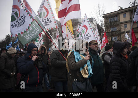 Budapest, Budapest, Hongrie. 5e Jan, 2019. Les gens vu marchant avec les drapeaux pendant la manifestation.Mars protester contre la promulgation de la récente loi sur le travail, également appelé "la loi", car il permet aux employeurs d'augmenter le temps de service des travailleurs. Les gens marchaient à partir de la Place des Héros à la Place Kossuth, demandant pour la démocratie et l'appel d'une grève générale. L'événement a été rejoint par des représentants des principaux partis d'opposition. Credit : Valeria Ferraro SOPA/Images/ZUMA/Alamy Fil Live News Banque D'Images