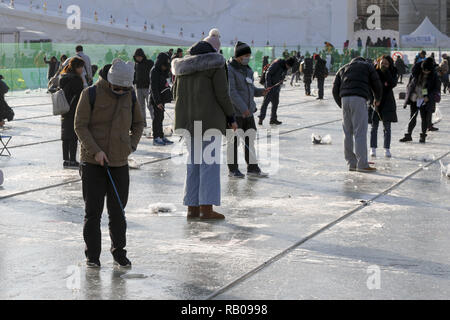 Hwacheon, la Corée du Sud. 5e Jan, 2019. 5 janvier 2019, l'Korea-Visitors à Hwacheon cast lines à travers les trous percés dans la surface d'une rivière gelée lors d'un concours de pêche à la truite à Hwacheon, la Corée du Sud. Le concours fait partie d'un rapport annuel d'ice festival qui attire plus d'un million de visiteurs chaque année. Credit : Ryu Seung-Il/ZUMA/Alamy Fil Live News Banque D'Images