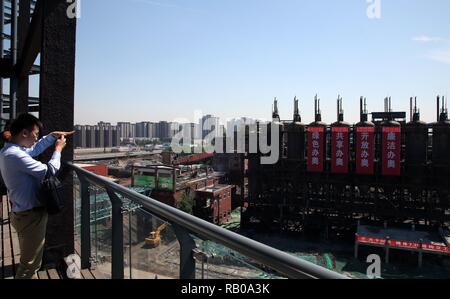 Beijing, Chine. 13 mai, 2018. Titres Xinhua:Steel Ville encore vibrante d'Anneaux olympiques un journaliste prend des photos des immeubles de bureaux de l'organisation des Jeux Olympiques de Beijing 2022 Comité de l'ancienne usine usine Shougang dans le district de Shijingshan à Beijing, capitale de Chine, le 13 mai 2018. Crédit : Li Wenming/Xinhua/Alamy Live News Banque D'Images