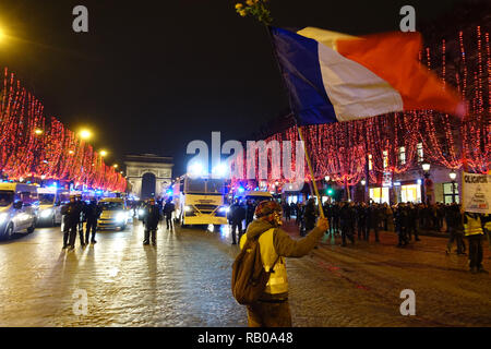 Paris, France. 5e Jan, 2019. Démonstration de jaune à Paris le 5 janvier 2019 Credit : Yann Bohac/ZUMA/Alamy Fil Live News Banque D'Images