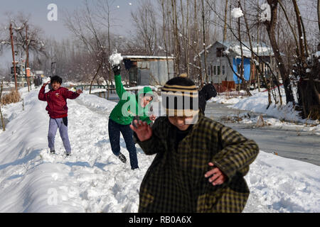 Cachemire, Inde. 5e jan 2019. Les garçons du Cachemire sont vus jouer avec la neige fraîche après période de neige dans Srinagar. La région du Cachemire a connu quelques jours de neige entraînant des perturbations du trafic aérien et le trafic routier entre Srinagar, Jammu et l'été et l'hiver capitales du côté indien du Cachemire. Credit : SOPA/Alamy Images Limited Live News Banque D'Images