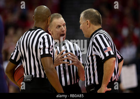 Madison, WI, USA. 3 janvier, 2019. Parler des fonctionnaires au cours de la jeu de basket-ball de NCAA entre les Minnesota Golden Gophers et le Wisconsin Badgers au Kohl Center à Madison, WI. John Fisher/CSM/Alamy Live News Banque D'Images