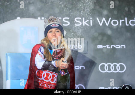 Zagreb, Croatie. 5e Jan, 2019. (SP) CROATIE-Zagreb-COUPE DU MONDE DE SKI FIS-SNOW QUEEN TROPHY Mikaela Shiffrin (C) de l'United States célèbre après la course de slalom dames à la Coupe du Monde de ski FIS Snow Queen Trophy 2019 à Zagreb, Croatie, janv. 5, 2019. Credit : Slavko Midzor/Xinhua/Alamy Live News Banque D'Images