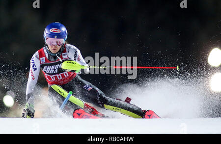 Zagreb, Croatie. 5e Jan, 2019. (SP) CROATIE-Zagreb-COUPE DU MONDE DE SKI FIS-SNOW QUEEN TROPHY Mikaela Shiffrin (C) des États-Unis fait concurrence au cours de la Ladies' course de slalom lors de la Coupe du Monde de ski FIS Snow Queen Trophy 2019 à Zagreb, Croatie, janv. 5, 2019. Credit : Luka Evergreen/Xinhua/Alamy Live News Banque D'Images