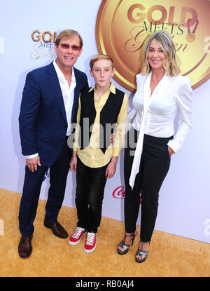 Californie, USA. 5e jan 2019. Gymnaste Bart Conner, fils Dylan Paul Conner et gymnaste Nadia Comaneci assister à la 6e rencontre d'Or Golden organisé par Nicole Kidman et Nadia Comaneci le 5 janvier 2019 à la Chambre sur le coucher du soleil à West Hollywood, Californie. Photo de Barry King/Alamy Live News Banque D'Images