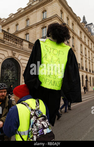 Paris, France. 5e Jan, 2019. Manifestation de jaune, ils se heurtent à la police anti-émeutes le 5 janvier 2019 à Paris, France. Credit : Bernard Menigault/Alamy Live News Banque D'Images