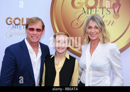 Californie, USA. 5e jan 2019. Gymnaste Bart Conner, fils Dylan Paul Conner et gymnaste Nadia Comaneci assister à la 6e rencontre d'Or Golden organisé par Nicole Kidman et Nadia Comaneci le 5 janvier 2019 à la Chambre sur le coucher du soleil à West Hollywood, Californie. Photo de Barry King/Alamy Live News Banque D'Images