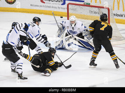 Fargo, ND, États-Unis d'Amérique. 5e Jan, 2019. Un joueur lance les Gamblers de Green Bay la rondelle sur le gardien Force Fargo Matthieu Sankner (33) comme il est en baisse au cours d'un match entre l'USHL Green Bay joueurs et le force à Scheels Fargo Arena de Fargo, ND. Fargo défait Green Bay 4-2. Photo par Russell Hons/CSM/Alamy Live News Banque D'Images