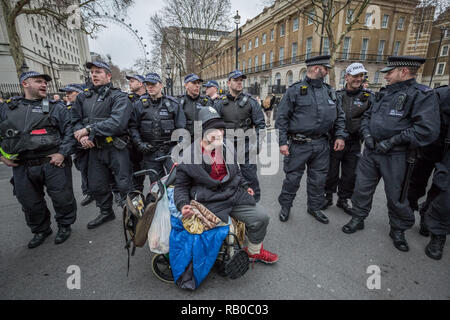 Londres, Royaume-Uni. 5 janvier 2019. Pro-Brexit se fait appeler les manifestants jaune 'UK' circulation bloquer les routes et de la circulation, à Westminster. Crédit : Guy Josse/Alamy Live News Banque D'Images