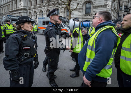 Londres, Royaume-Uni. 5 janvier 2019. Pro-Brexit se fait appeler les manifestants jaune 'UK' circulation bloquer les routes et de la circulation, à Westminster. Crédit : Guy Josse/Alamy Live News Banque D'Images