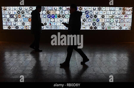 (190106) -- BEIJING, 6 janvier 2019 (Xinhua) -- Les visiteurs voir Han Meilin zodiaque chinois de l'exposition d'Art à Beijing, capitale de Chine, le 5 janvier 2019. Une exposition d'art chinois de zodiaque a ouvert dans le musée du palais à Pékin ce week-end, mettant en vedette les œuvres d'art traditionnelles master Han Meilin sur les 12 animaux du zodiaque chinois calendrier. Sur l'affichage sont des peintures, de la calligraphie, la sculpture, de la sculpture, des meubles et de l'artisanat folklorique. L'exposition durera jusqu'au 20 février, courant à travers le Nouvel An chinois. Le zodiaque chinois calendrier est basé sur un cycle de douze ans, avec Banque D'Images