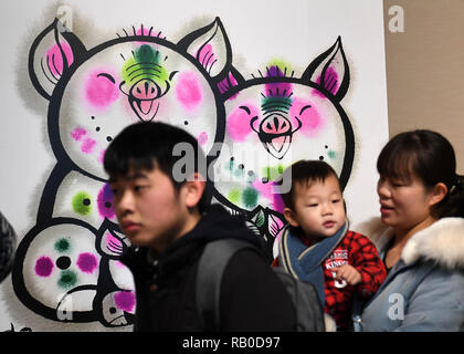 (190106) -- BEIJING, 6 janvier 2019 (Xinhua) -- Les visiteurs voir Han Meilin zodiaque chinois de l'exposition d'Art à Beijing, capitale de Chine, le 5 janvier 2019. Une exposition d'art chinois de zodiaque a ouvert dans le musée du palais à Pékin ce week-end, mettant en vedette les œuvres d'art traditionnelles master Han Meilin sur les 12 animaux du zodiaque chinois calendrier. Sur l'affichage sont des peintures, de la calligraphie, la sculpture, de la sculpture, des meubles et de l'artisanat folklorique. L'exposition durera jusqu'au 20 février, courant à travers le Nouvel An chinois. Le zodiaque chinois calendrier est basé sur un cycle de douze ans, avec Banque D'Images