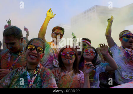 Pasay City, Philippines. 6 janvier, 2019. Glissières de célébrer comme ils participent à la couleur 2019 Manille courir à Pasay City, au sud de Manille, Philippines, le 6 janvier 2019. Des milliers de personnes ont participé à la course annuelle visant à promouvoir un style de vie plus sain. Credit : Rouelle Umali/Xinhua/Alamy Live News Banque D'Images