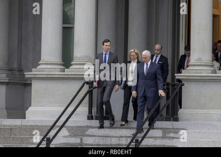 Washington, USA. 5e jan 2019.(L-R) Maison Blanche Haut Conseiller Jared Kushner, Secrétaire de la Sécurité intérieure des Kirstjen Nielsen, Maison Blanche, Conseiller principal Stephen Miller, et le Vice-président Mike Pence. Le gouvernement américain va dans la troisième semaine d'un arrêt partiel avec les Républicains et Démocrates en désaccord sur l'accord avec le Président Donald Trump's offres pour plus d'argent pour construire un mur le long de la frontière entre les États-Unis et le Mexique. Dpa : Crédit photo alliance/Alamy Live News Banque D'Images