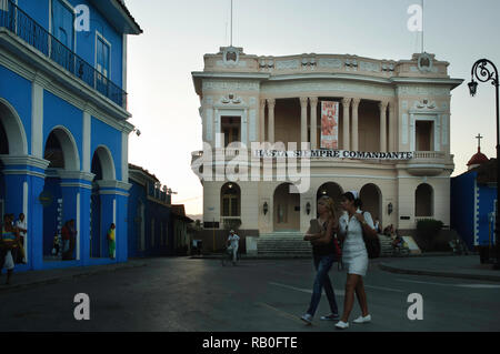 Streetlife quotidienne passe à Cuba, avec l'affiche de la mort de Fidel Castro Banque D'Images