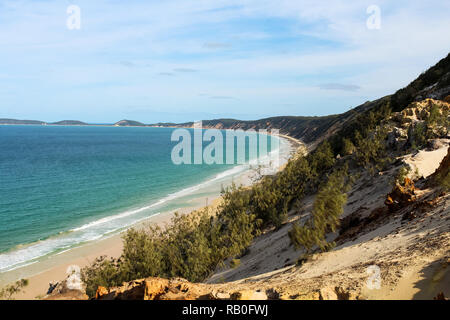 Avis sur Rainbow Beach à partir de Carlo Coup de sable près de l'île de Fraser sur une journée ensoleillée (Great Sandy National Park, Queensland, Australie) Banque D'Images