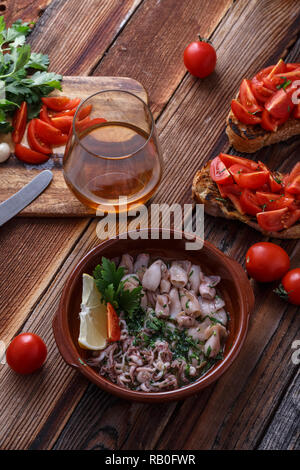 Calmars grillés avec tapas de tomates Banque D'Images