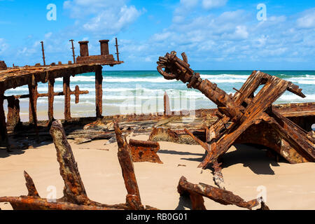 Close-up of Maheno Shipwreck sur l'île Fraser sur une journée ensoleillée avec ciel bleu et nuages sans touristes / pas de gens (Fraser Island, Australie) Banque D'Images