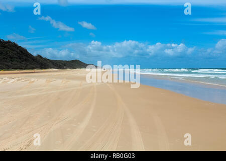 Vide et déserté soixante-quinze Mile Beach sur l'île Fraser au cours de l'été avec les voies de bus (Fraser Island, Queensland, Australie) Banque D'Images