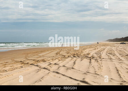 Vide et déserté soixante-quinze Mile Beach sur l'île Fraser au cours de l'été avec les voies de bus (Fraser Island, Queensland, Australie) Banque D'Images