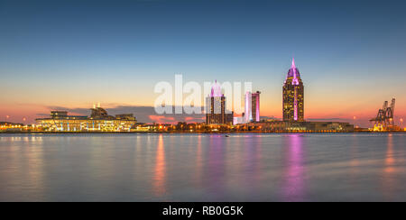 Mobile, Alabama, États-Unis downtown skyline panorama sur la rivière. Banque D'Images