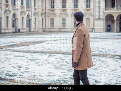 Beau trendy homme portant veste elagant, extérieur à l'établissement de la ville en hiver jour shot Banque D'Images