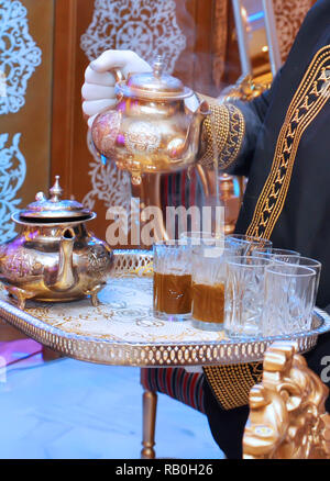 Close up of tea pot traditionnel marocain et le verre sur une plaque d'argent Banque D'Images