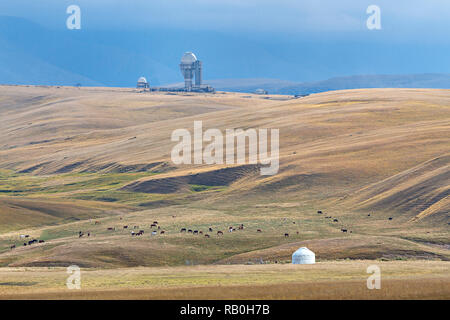 Plateau ASSY au Kazakhstan avec observatoire soviétique abandonné et tente nomade. Banque D'Images