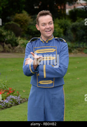 Stephen Mulhern et le Cast assister à un Photocall pour le lancement de la Pantomime 'Cinderella.'Stephen joue le personnage.Boutons tenue à l'établissement Fairfield Halls.Croydon Surrey..uk.Aujourd'.24/09/15  <P > Photo : Stephen Mulhern  <B >ref : 240915 SPL1130532  </B > <br/ > Photo par : Steve Finn/Splashnews  <br/ >  </P > <P >  <B >Splash News et photos </B > <br/ > Los Angeles : 310-821-2666 <br/ > New York : 212-619-2666 <br/ > Londres : 870-934-2666 <br/ > photodesk@splashnews.com <br/ >  </P > Où : Croydon, Royaume-Uni Quand : 24 Sep 2015 Crédit : Steve Finn/WENN Banque D'Images