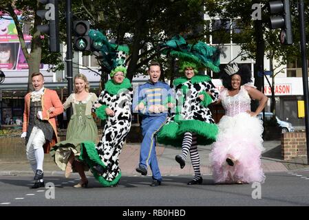 Stephen Mulhern et le Cast assister à un Photocall pour le lancement de la Pantomime 'Cinderella.'Stephen joue le personnage.Boutons tenue à l'établissement Fairfield Halls.Croydon Surrey..uk.Aujourd'.24/09/15  <P > Photo : Stephen Mulhern;Cast  <B >ref : 240915 SPL1130532  </B > <br/ > Photo par : Steve Finn/Splashnews  <br/ >  </P > <P >  <B >Splash News et photos </B > <br/ > Los Angeles : 310-821-2666 <br/ > New York : 212-619-2666 <br/ > Londres : 870-934-2666 <br/ > photodesk@splashnews.com <br/ >  </P > Où : Croydon, Royaume-Uni Quand : 24 Sep 2015 Crédit : Steve Finn/WENN Banque D'Images