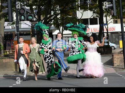 Stephen Mulhern et le Cast assister à un Photocall pour le lancement de la Pantomime 'Cinderella.'Stephen joue le personnage.Boutons tenue à l'établissement Fairfield Halls.Croydon Surrey..uk.Aujourd'.24/09/15  <P > Photo : Stephen Mulhern;Cast  <B >ref : 240915 SPL1130532  </B > <br/ > Photo par : Steve Finn/Splashnews  <br/ >  </P > <P >  <B >Splash News et photos </B > <br/ > Los Angeles : 310-821-2666 <br/ > New York : 212-619-2666 <br/ > Londres : 870-934-2666 <br/ > photodesk@splashnews.com <br/ >  </P > Où : Croydon, Royaume-Uni Quand : 24 Sep 2015 Crédit : Steve Finn/WENN Banque D'Images