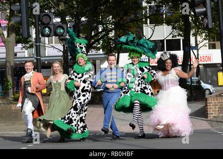 Stephen Mulhern et le Cast assister à un Photocall pour le lancement de la Pantomime 'Cinderella.'Stephen joue le personnage.Boutons tenue à l'établissement Fairfield Halls.Croydon Surrey..uk.Aujourd'.24/09/15  <P > Photo : Stephen Mulhern;Cast  <B >ref : 240915 SPL1130532  </B > <br/ > Photo par : Steve Finn/Splashnews  <br/ >  </P > <P >  <B >Splash News et photos </B > <br/ > Los Angeles : 310-821-2666 <br/ > New York : 212-619-2666 <br/ > Londres : 870-934-2666 <br/ > photodesk@splashnews.com <br/ >  </P > Où : Croydon, Royaume-Uni Quand : 24 Sep 2015 Crédit : Steve Finn/WENN Banque D'Images