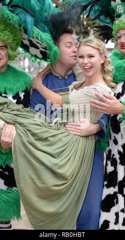 Stephen Mulhern et le Cast assister à un Photocall pour le lancement de la Pantomime 'Cinderella.'Stephen joue le personnage.Boutons tenue à l'établissement Fairfield Halls.Croydon Surrey..uk.Aujourd'.24/09/15  <P > Photo : Stephen Mulhern;Joanna Sawyer  <B >ref : 240915 SPL1130532  </B > <br/ > Photo par : Steve Finn/Splashnews  <br/ >  </P > <P >  <B >Splash News et photos </B > <br/ > Los Angeles : 310-821-2666 <br/ > New York : 212-619-2666 <br/ > Londres : 870-934-2666 <br/ > photodesk@splashnews.com <br/ >  </P > Où : Croydon, Royaume-Uni Quand : 24 Sep 2015 Crédit : Steve Finn/WENN Banque D'Images