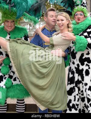 Stephen Mulhern et le Cast assister à un Photocall pour le lancement de la Pantomime 'Cinderella.'Stephen joue le personnage.Boutons tenue à l'établissement Fairfield Halls.Croydon Surrey..uk.Aujourd'.24/09/15  <P > Photo : Stephen Mulhern;Joanna Sawyer  <B >ref : 240915 SPL1130532  </B > <br/ > Photo par : Steve Finn/Splashnews  <br/ >  </P > <P >  <B >Splash News et photos </B > <br/ > Los Angeles : 310-821-2666 <br/ > New York : 212-619-2666 <br/ > Londres : 870-934-2666 <br/ > photodesk@splashnews.com <br/ >  </P > Où : Croydon, Royaume-Uni Quand : 24 Sep 2015 Crédit : Steve Finn/WENN Banque D'Images