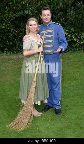 Stephen Mulhern et le Cast assister à un Photocall pour le lancement de la Pantomime 'Cinderella.'Stephen joue le personnage.Boutons tenue à l'établissement Fairfield Halls.Croydon Surrey..uk.Aujourd'.24/09/15  <P > Photo : Stephen Mulhern;Joanna Sawyer  <B >ref : 240915 SPL1130532  </B > <br/ > Photo par : Steve Finn/Splashnews  <br/ >  </P > <P >  <B >Splash News et photos </B > <br/ > Los Angeles : 310-821-2666 <br/ > New York : 212-619-2666 <br/ > Londres : 870-934-2666 <br/ > photodesk@splashnews.com <br/ >  </P > Où : Croydon, Royaume-Uni Quand : 24 Sep 2015 Crédit : Steve Finn/WENN Banque D'Images