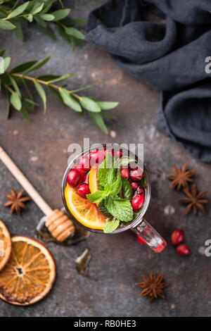 Plateau avec canneberge, orange, d'épices et de menthe dans la coupe du verre. Vue d'en haut. L'hiver ou l'automne verre confort Banque D'Images