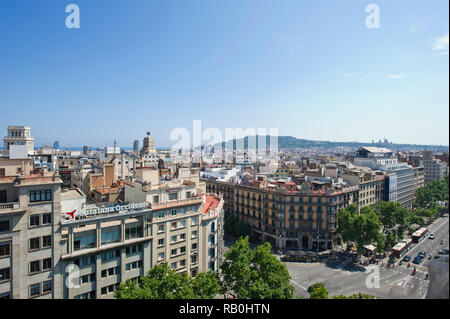 Une promenade de la ville de Barcelone depuis le toit de l'Hôtel Avenida, Barcelone, Espagne Banque D'Images