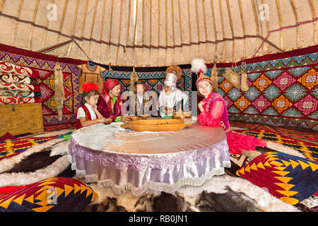 Peuple kazakh en costumes traditionnels dans une tente de nomades connus sous le nom d'une yourte, au Kazakhstan. Banque D'Images